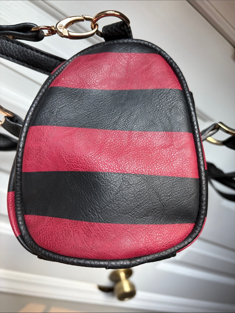 Hogwarts Crest Gryffindor Red Black Stripe Satchel Barrel Bag Hot Topic Bioworld - Picture 5 of 10